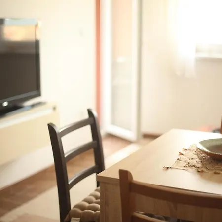 Perviz Apartman *